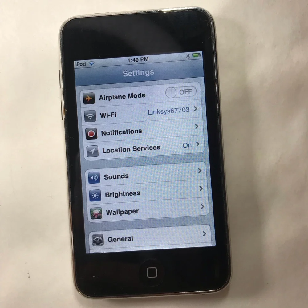 Apple iPod Touch 3rd Generation Silver 32GB MC008LL
